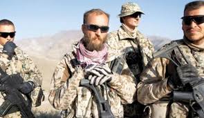 Si ambos mercenarios activados tienen el mismo trasfondo, sus habilidades se verán aumentadas. Soldados Corporativos Mercenarios La Vida Sin Filtro