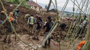 .longsor susulan di desa cihanjuang, kabupaten sumedang, jawa barat, masih berpotensi ada 27 orang yang dinyatakan hilang dalam bencana longsor di kecamatan cimanggung, kabupaten. 4urxfsfppcz3km