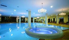 Piscina interioară a hotelului este dotată cu sistem de înot contra curentului și masaj prin jet de apă. 10 Idei De Cazare In Romania Cu Spa Si Piscina Interioara Tarife La Cazare De La Numai 35 Lei De Persoana Noapte All4travel