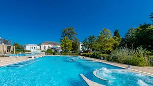 Supraterană (de suprafaţă) sau îngropată. Piscines Grand Hotel Centre Thermal Yverdon Les Bains