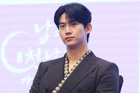 옥택연, 오늘 오랜 연인과 결혼···2PM이 축가, 사회는 황찬성