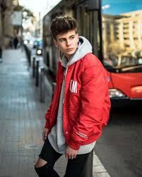 Habt ihr eine richtig coole/schöne idee oder ein beispiel bild/link. Bus Bus Tumblr Photography Poses For Men Boy Photography Poses Poses For Men