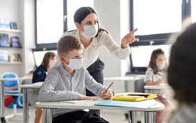 Έντονες αντιδράσεις για την γυναίκα που μάχεται για τα κλειστά σχολεία: Anoigma Sxoleiwn Ti Skeftetai H Kybernhsh Ti Lene Oi Eidikoi Ti Proteine H Olme