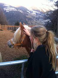 messy blonde ponytail so long thgis makes me want to grow my hair even more horse girl cute horses horses