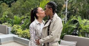 Epa colombia es una mujer que parece no tener límites, pues no le teme a mostrar su cuerpo ni momentos muy íntimos como la depilación. Diana Celis Novia De Epa Colombia Estrello El Carro De La Empresaria
