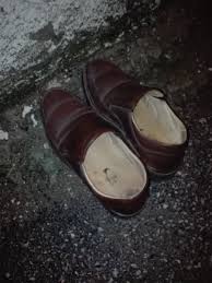 Özellikle hanımlar için tabutla konulma tavsiye niteliğindedir. Olen Kisinin Ayakkabisi Neden Kapi Onune Konur