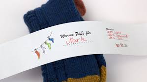 You can knit them in straight or negative colors; Socken Verpacken 6 Kreative Ideen Sockshype Com