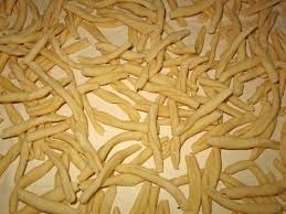 Oggi rivisiteremo la ricetta tradizionale di una delle basi di pasticceria per antonomiasia: La Pasta Italiana In Calabria 10 Formati Tipici E La Ricetta Degli Strangugliaprieviti Gambero Rosso