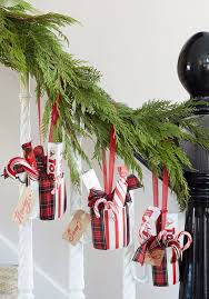 100 awesome christmas stairs decoration ideas digsdigs. 21 Best Staircase Christmas Decorations Holiday Decor For The Banister