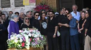 rassegnastampa Il Volo al funerale di Barbara Vitali: “Sei stata la nostra seconda mamma” Le esequie della manager 54enne morta in un incidente a Gaggio Montano: gremita la basilica di Santa Maria