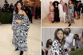 So laden sie gifs von pinterest herunter. Us Open Champ Emma Raducanu Rubs Shoulders With Jlo And Megan Fox At Met Gala Tribune Times