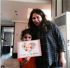 شاهد مفاجأة ابنة نوال الكويتية لها في عيد الأم فيديو