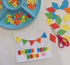 Dessiner la main de l'enfant sur du plastique fou et cuire selon les indications sur l'emballage. Carte Fete Des Peres Diy Father S Day Crafts Fathers Day Crafts Father S Day Diy