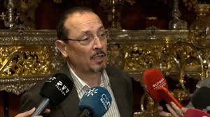 El delegado de Turismo de Granada presenta el nuevo palio de la Virgen de  la Victoria