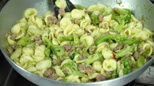 Ora riscaldate un filo di olio in padella e. Orecchiette Broccoli E Salsiccia Youtube