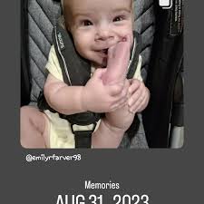 Малыш распевает простую песенку