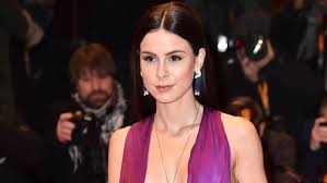 Mit strip meldet sich lena nach einer kreativen schaffenspause zurück und legt zur freude der fans nach ihren curated eps jetzt ihre neue single und das offizielle musikvideo vor. Lena Meyer Landrut Fruher So Sah Sie Zu Beginn Ihrer Karriere Aus