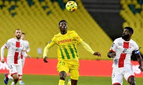 On 4 june 2018, he signed his first professional contract with his youth club nantes. Kolo Muani Im Freiburg Fokus