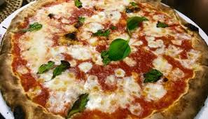 بيتزا على فرن الحطب من دي روكو في أبوظبي الوصفة العربية