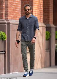 Ryan reynolds has mostly kept his family life with wife blake lively and their three daughters private. Ryan Reynolds Steps Out For A Solo Stroll Before Enjoying A Romantic Walk With Wife Blake Lively Baba Ki Vani
