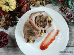 Aggiungere le patate, il rosmarino, il sale, il pepe e il vino. Cosciotto Di Tacchino Ripieno Con Castagne E Salsa Ai Mirtilli