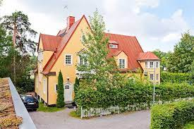 För det vet vi ju alla, att ingenting kan förändra ett liv så mycket som att korrigera ett kroppsligt komplex. Var Dags Rum Pernilla Saljer Sin Villa For 13 5 Miljoner Men Titta Ar Gratis