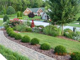Front Yard Landscape Design Good Balance Of Elements Here And An Overall Nice Fe Front Yard Garden Design Landscape Lighting Design Front Walkway Landscaping