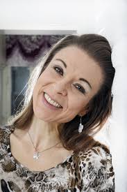 Transsukupuolinen Amanda eli kaksoiselämää: ”Olin päivisin tavallinen  työssä käyvä mies ja iltaisin kauniisti pukeutunut nainen”