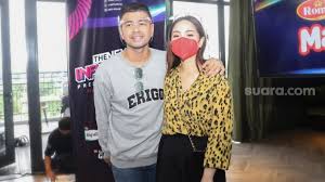 Warganet ramai mengkritik seragam keluarga raffi yang dianggap kurang cocok untuk nuansa lebaran. Baju Lebaran Para Artis Disorot Seragam Keluarga Raffi Ahmad Tuai Kritikan