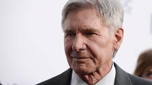 Harrison ford's father was a local advertising executive who sometimes worked as a radio actor, and his mother was a former radio actress who stayed home and tended the children. Harrison Ford Gut Beringt Und Umringt Von Schonen Frauen