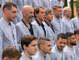 Italia terza dietro russia e gran bretagna, sono 44 i podi azzurri! Europei 2021 La Divisa Dell Italia Alla Coreana Fa Discutere Sembriamo La Nazionale Cuochi Corriere It