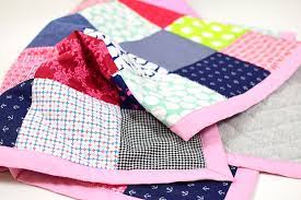 Als die decke fertig abgesteppt war hab ich den rand so weit zugeschnitten dass die ränder außenrum gleichmäßig breit waren. Anleitung Tutorial Patchworkdecke Babydecke Jahresdecke Mit Binding Nahen Lillesol Pelle Schnittmuster Ebooks Nahen