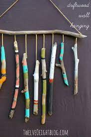 Ein rechteckiger rahmen wird mit auf einer deckenden ebene mit holzleisten bestückt. Driftwood Wall Hanging Treibholz Arbeiten Bastelideen Treibholz Projekte