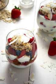 Maple Cinnamon Oats And Vanilla Greek Yogurt Parfaits With Fresh Fruit Healthy Breakfast Yogurt Parfait Greek Yogurt Parfait Yogurt Parfait Fruit Dishes