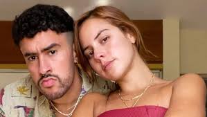 Captan a Gabriela Berlingeri, supuesta prometida de Bad Bunny, en el Super Bowl junto al cantante 😱💍 https://mile.io/3ZuxaMr