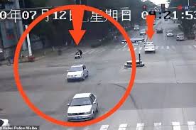 Beberapa anggota polis kemudian turut menghulurkan bantuan. Kanak Kanak Lelaki Dating Pandu Kereta Mainan Di Jalan Sesak