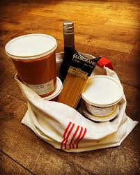 Ik denk dat de hoofdingrediënten allemaal op de foto's staan die in de kastart hangen. De Kastart De Kastart Schenkt Een Pakket Bestaande Uit 3 Liter Kastartsaus Een Fles Rode Wijn Een Pakje Capellini En 2 Desserts Naar Keuze Hoe Maak Je Kans 1 Volg Onze