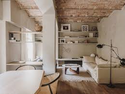 Decoration Beige Pour Un Appartement Renove Aux Plafonds Catalans Planete Deco A Homes World En 2020 Decoration Maison Appartements Anciens Architecte Interieur