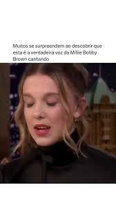 Durante participação no programa de Jimmy Fallon, Millie Bobby Brown  relembrou sua trajetória em "Stranger Things" utilizando os álbuns de  Taylor Swift 💖 "Eleven sempre foi destemida, e isso me ensinou a '