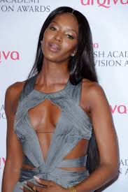 Sus relaciones no suelen durar mucho tiempo, pero se le ha relacionado con el boxeador mike tyson, el actor silvestre stallone e incluso con el bailaor joaquín cortés. Los Solitarios 44 Anos De Naomi Campbell Loc El Mundo