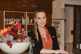 Von oben herab macht gregor ihr klar, dass sie nur nicht verkaufen will, weil sie ausser dem hotel nichts mehr in ihrem leben hat. Diese Frau Weiss Was Sie Will