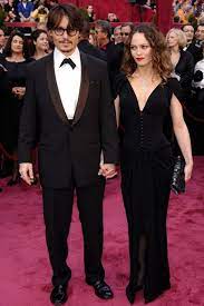 Petite Celebrities With Tall Men Vanessa Paradis 5ft 3 Johnny Depp 5ft 10 Difference 7 The P Vanessa Paradis Vanessa Paradis Johnny Depp Johnny Depp