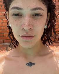 Yo se de un lugar que tiene ríos intensos en su interior , se deja ver y no  teme decir te quiero decir amor, tú te pareces a esa luz🌻