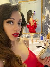 Por instagram les dejé las fotos lindas de Premio Lo Nuestro ... pero en el  vlog les comparto que se me rompe el vestido🤦🏻‍♀️, los rellenos del  bra🙊, que se me hizo