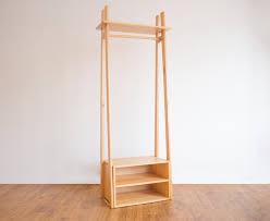 Diy rak pakaian cloth organizer dari kayu part 1 gantungan baju dan rak sepatu youtube rak pakaian rak gantungan baju. Kinata Hanger Shelf Full Natural Gantungan Baju Kayu Uwitan