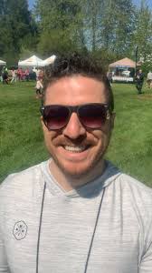 98.9 Jet FM was live.