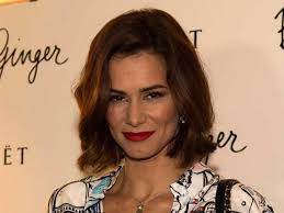 Claudia vieira, natural do rio de janeiro, com mestrado em direito internacional pela universidade de lisboa. Claudia Vieira Atinge 1 Milhao De Seguidores No Facebook