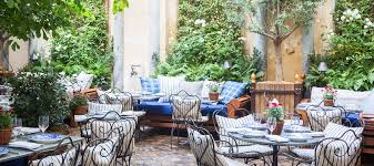 L'établissement dispose d'un restaurant proposant une cuisine de qualité mêlant originalité des saveurs et des traditions normandes et d'un bar avec une sélection de. The Most Chic Hidden Terrace Of Saint Germain Des Pres
