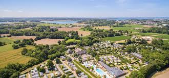 Pic bois vous accompagne dans la conception, la fabrication, la pose de panneaux de signalétique touristique et de mobiliers de loisirs, sur toute la france. Camping Le P Tit Bois Yelloh Village In Der Bretagne