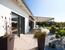 Grosse Terrasse Am Bungalow Wolframs Eschenbach Von Wolf System Alle Infos Zum Haus Inkl Grundrisse Mit Einem Klick Auf Terrassenrenovierung Bungalow Haus